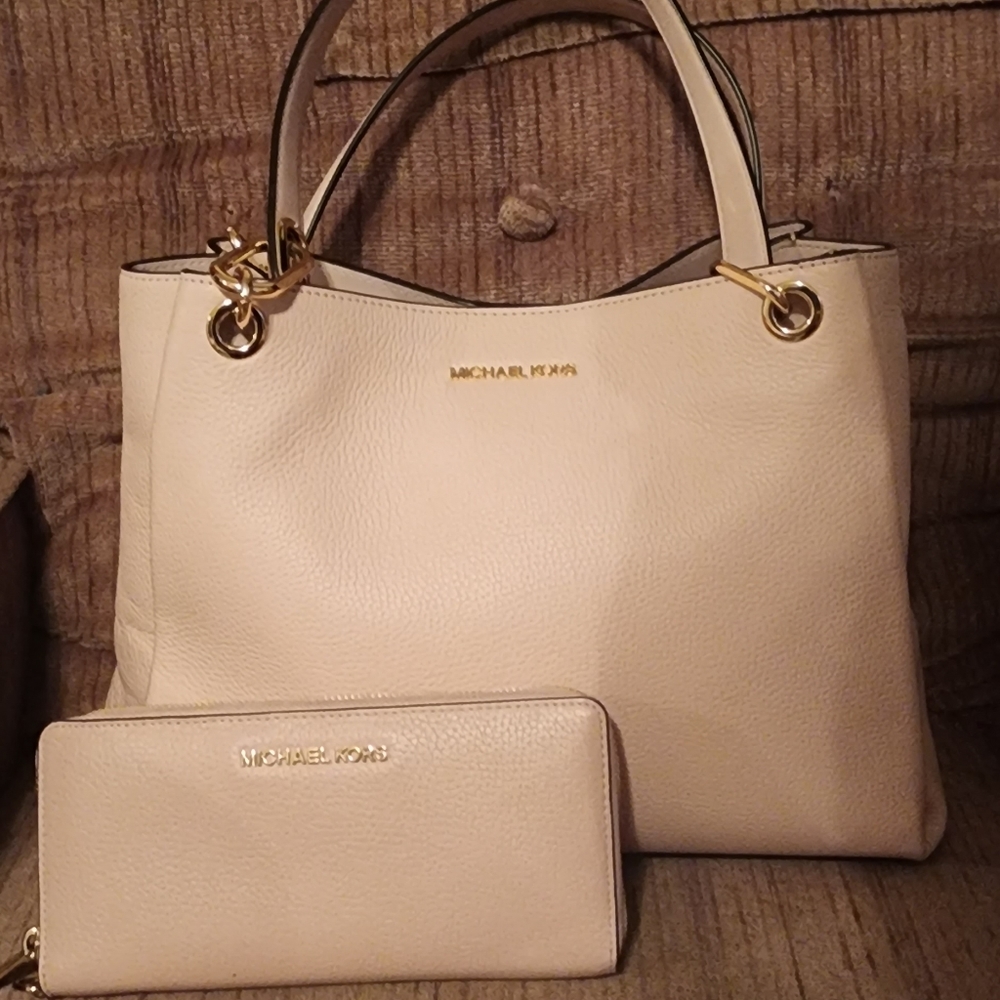 Michael Kors MK Trisha Shoulder Bag And Wallet Set